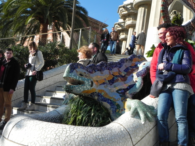안토니오 가우디의 또 다른 작품인 구엘 공원 입구 쪽에 설치된 도마뱀 조각상은 바르셀로나의 마스코트이기도 하다.