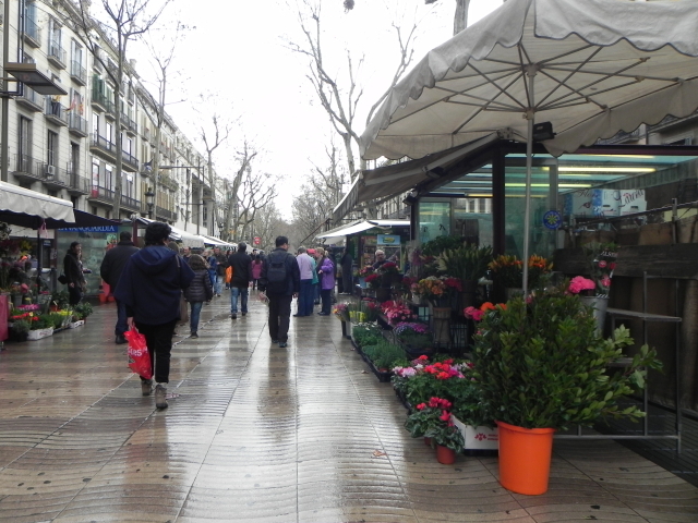 카탈루냐 광장에서 항구 쪽으로 이어지는 람블라스 거리. 바르셀로나의 대표적인 길로, 물결무늬 바닥이 독특하다. 보케리아 시장은 람블라스 거리에 접해 있다. /신양란 작가