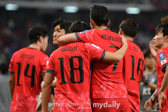 이강인(18번)과 손흥민(7번)이 26일 태국과 경기에서 승리한 뒤 함께 기뻐하고 있다. /게티이미지코리아