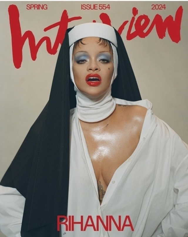 穿着修女服上身裸露“亵渎基督教”的蕾哈娜，是否意识到争议“冷静的礼服”[海外话题]